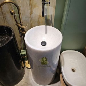 Lavabo đá tự nhiên nguyên khối hình trụ đứng màu trắng muối.