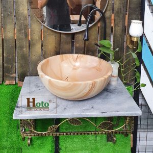 Bàn đá lavabo treo tường gọn gàng, thẩm mỹ cho nhà vệ sinh theo phòng cách tân cổ điển.