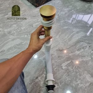 Bộ xả lavabo bằng đồng thau với đầu xả bằng đồng kết hợp ống xả nhựa.