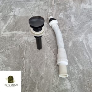 Bộ xả lavabo bằng đồng thau với đầu xả bằng đồng kết hợp ống xả nhựa.