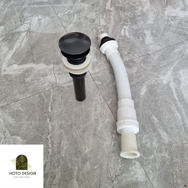 Bộ xả lavabo bằng đồng thau với đầu xả bằng đồng kết hợp ống xả nhựa.