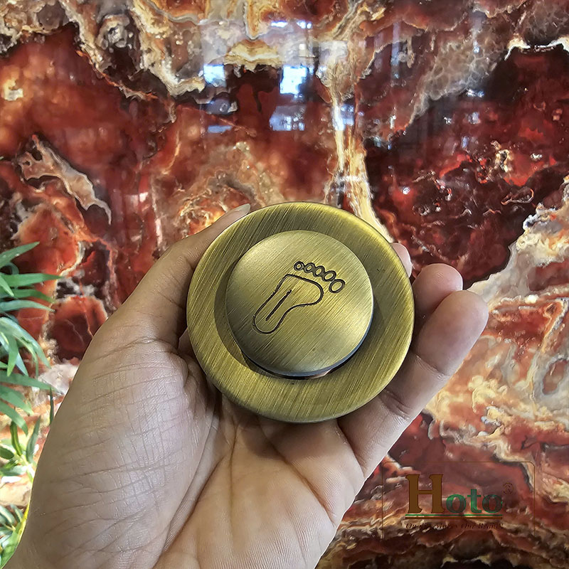 Đầu xả bồn tắm bằng đồng cao cấp.