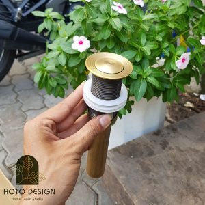 Đầu xả nước bằng đồng nắp nhỏ dùng cho lavabo màu vàng cổ.