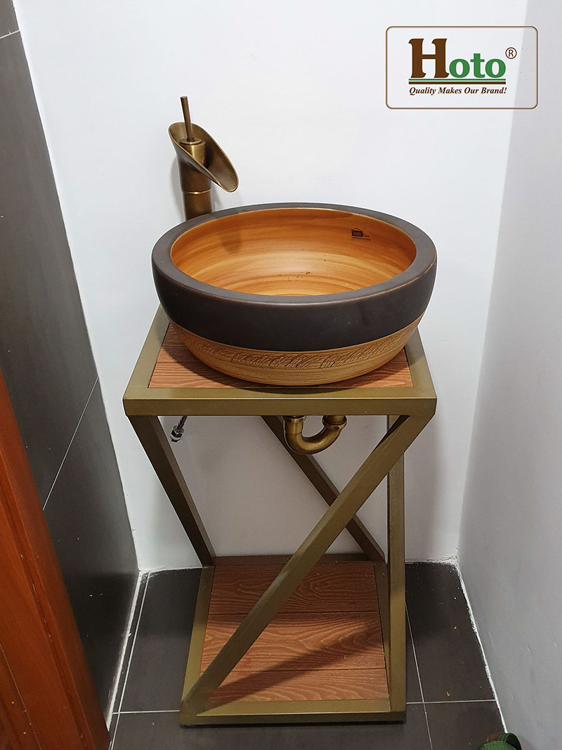 Kệ lavabo giá rẻ làm bằng gỗ nhựa dùng cho lavabo đá sân vườn.