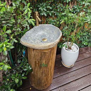 Trụ lũa gỗ kết hợp chậu đá cuội nguyên khối.