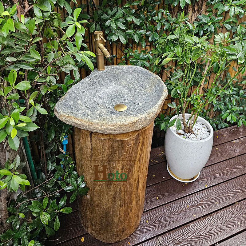 Trụ lũa gỗ kết hợp chậu đá cuội nguyên khối.