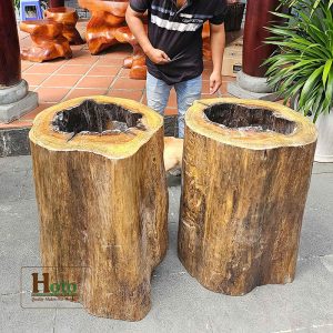 Trụ lũa gỗ dùng để đặt chậu lavabo đá.
