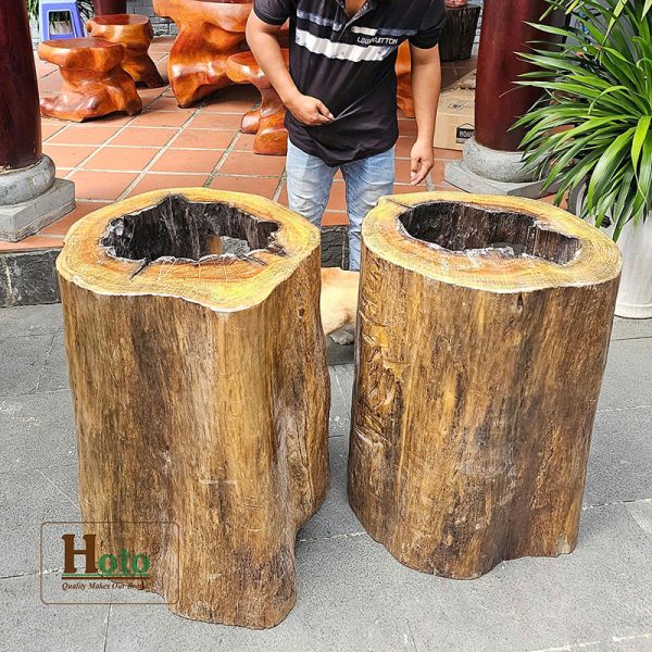 Trụ lũa gỗ dùng để đặt chậu lavabo đá.