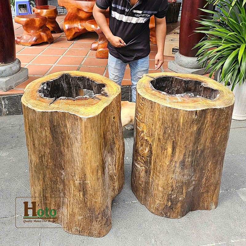 Trụ lũa gỗ dùng để đặt chậu lavabo đá.