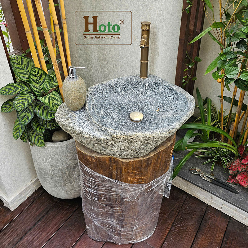 Trụ lũa gỗ kết hợp chậu đá tuyết sơn nguyên khối.