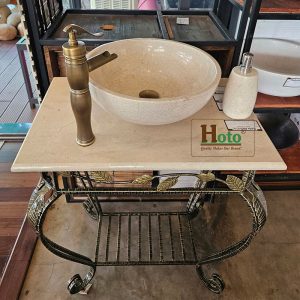 Bàn đá đặt lavabo kiểu cổ điển loại đặt sàn nhà tắm màu kem.