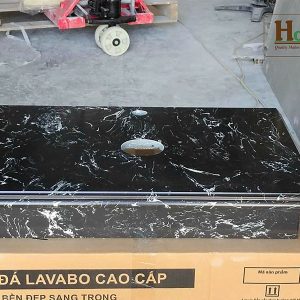 Bàn đá dùng để đặt chậu lavabo giá rẻ treo tường gọn gàng màu đen.