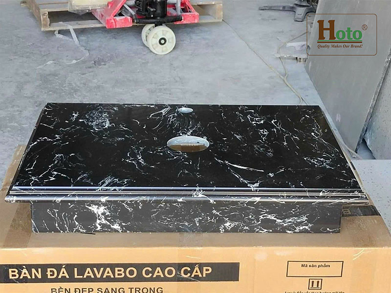 Bàn đá dùng để đặt chậu lavabo giá rẻ treo tường gọn gàng màu đen.