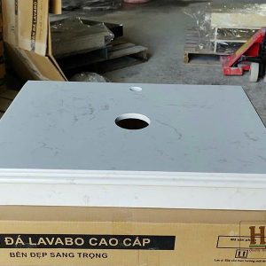 Bàn đá dùng để đặt chậu lavabo giá rẻ treo tường gọn gàng màu trắng.