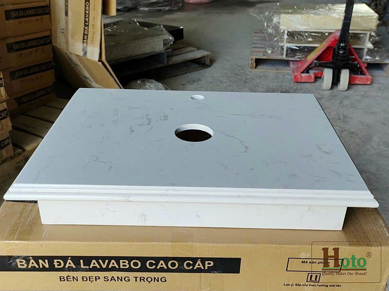 Bàn đá dùng để đặt chậu lavabo giá rẻ treo tường gọn gàng màu trắng.