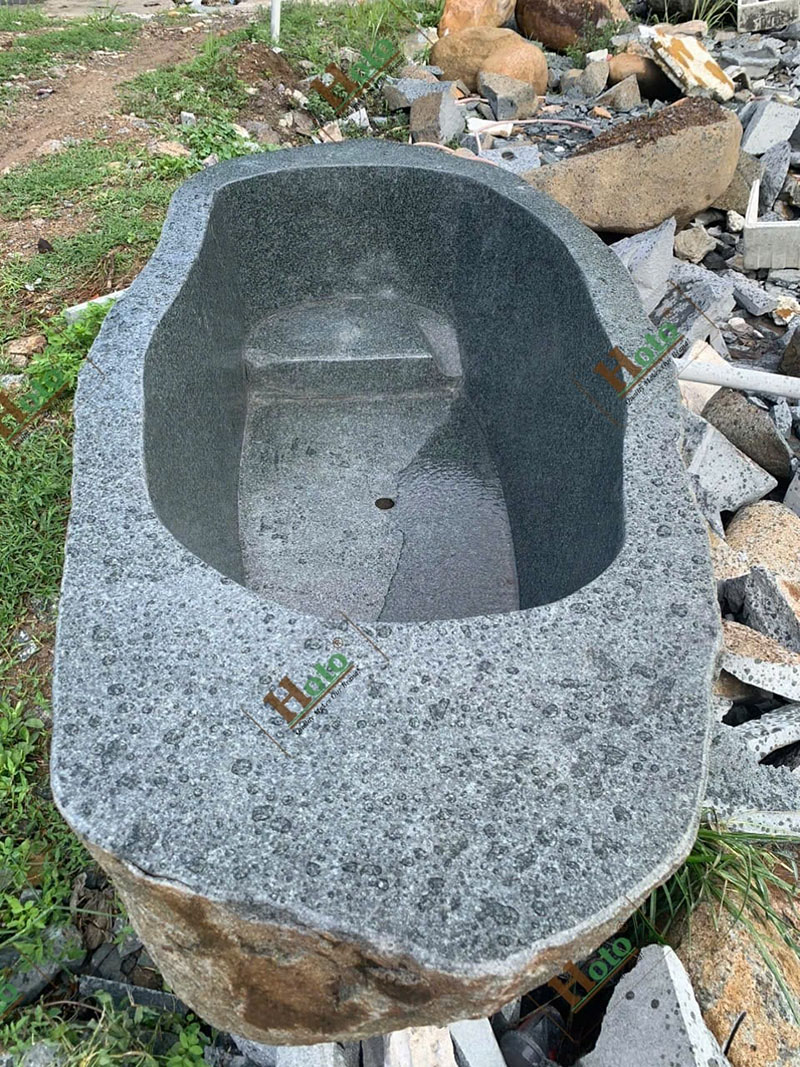 Bồn tắm bằng đá tự nhiên nguyên khối mang lại vẻ đẹp thô sơ hoang dại độc đáo.