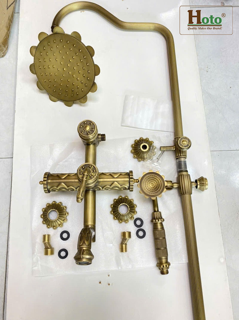 Sen cây tắm đứng bằng đồng chạm khắc hoa văn cổ điển cực kì sang trọng cho nhà tắm.