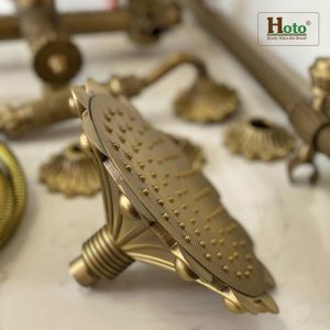 Sen cây tắm đứng bằng đồng chạm khắc hoa văn cổ điển cực kì sang trọng cho nhà tắm.