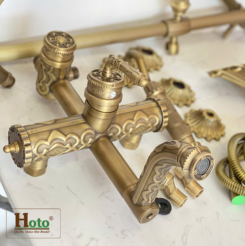 Sen cây tắm đứng bằng đồng chạm khắc hoa văn cổ điển cực kì sang trọng cho nhà tắm.