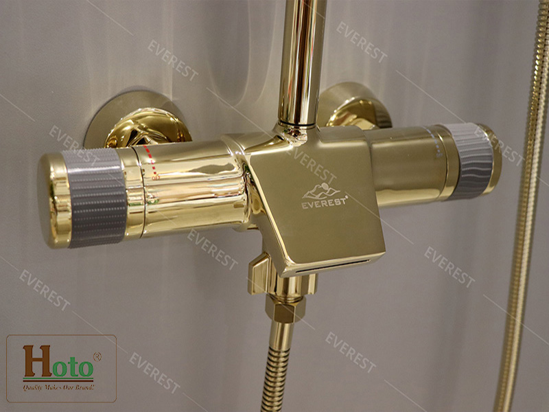 Sen tắm mạ vàng cao cấp với kiểu dáng hiện đại sang trọng.